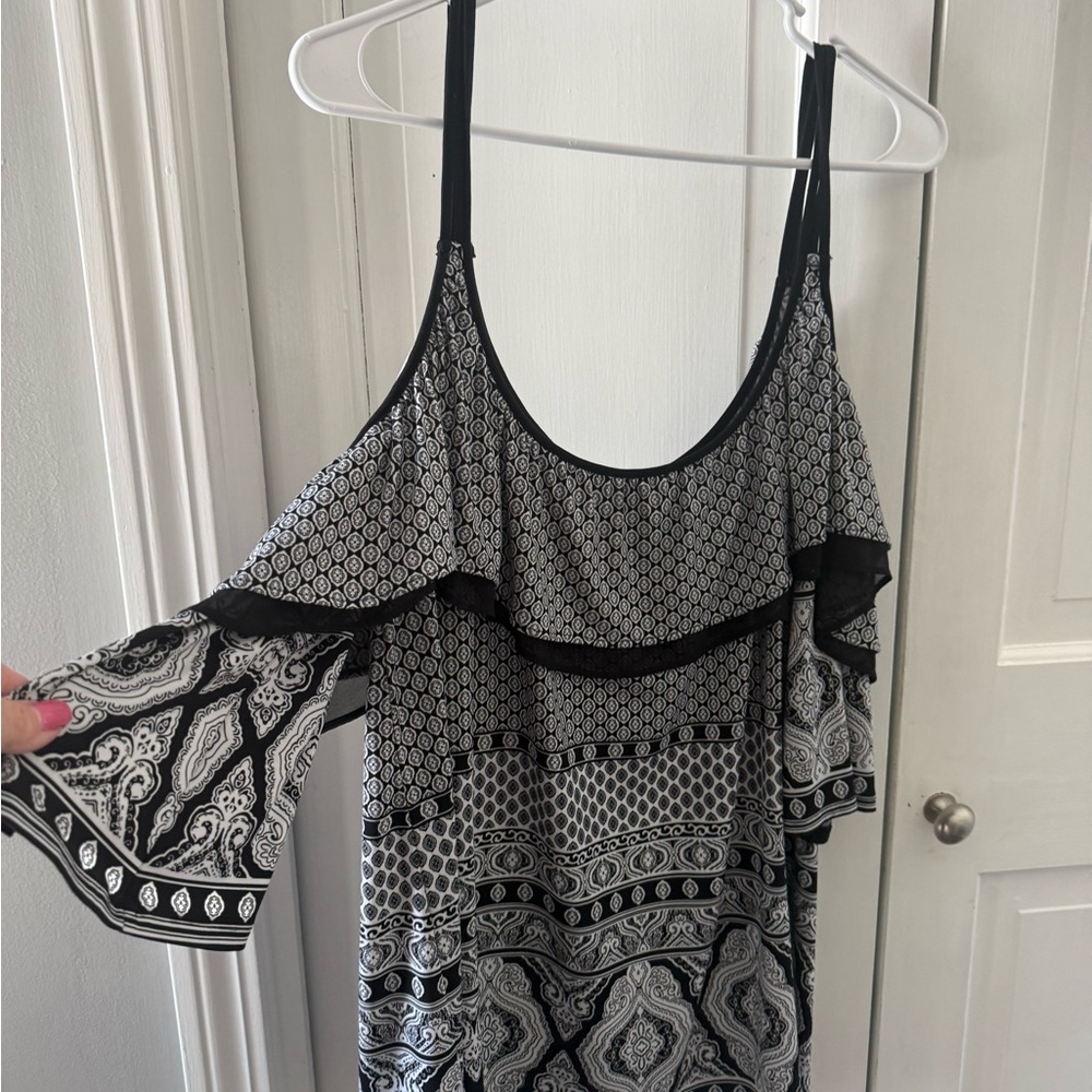 White House Black Market Black and White Cold Shoulder Top - Picture 4 of 4